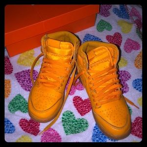 I’m selling orange Nike Gatorade’s